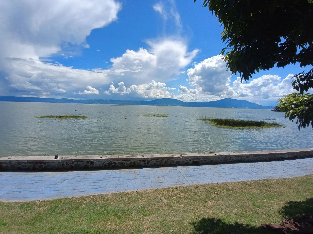 Malecón de Chapala frente al lago